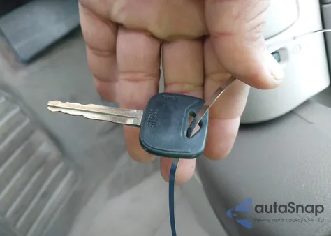 2005 Toyota Camry Le z USA, uszkodzony, nr VIN 4T1BE32K45U393779